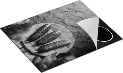 Chefcare Inductie Beschermer Komkommers met Bladeren op Zwarter Marmer - Zwart Wit - 65x50 cm - Afdekplaat Inductie - Kookplaat Beschermer - Inductie Mat