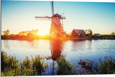 WallClassics - Dibond - Zonlicht langs Hollandse Molen aan het Water - 90x60 cm Foto op Aluminium (Met Ophangsysteem)