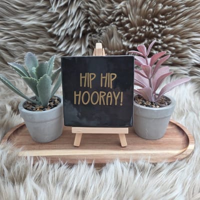 Robuust Wenstegeltje 10x10 cm – “HIP HIP HOORAY!” – Handgemaakt Cadeautegeltje – Perfect voor Verjaardag of Feest – Cadeau – Trendy nu – Wenstegel – Spreuktegel – Decoratief Tegeltje met Standaard – Cadeau Idee