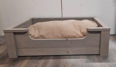 Houten hondenmand Vito van grey wash steigerhout inclusief beige kussen 110x80x30cm