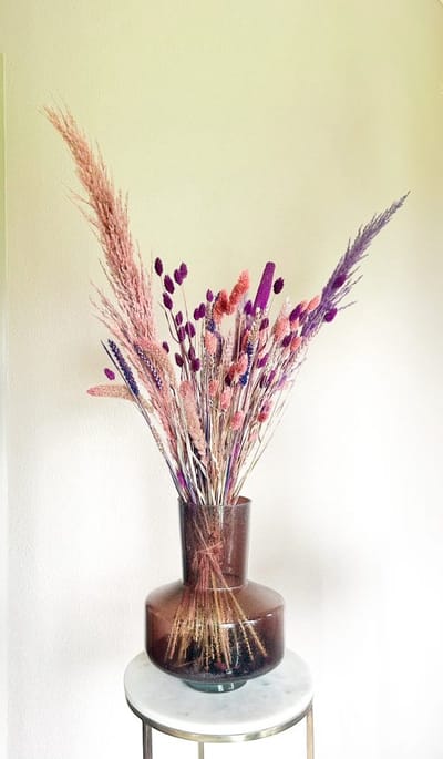 Droogbloemen – Droogboeket Nieke (incl. vaas) - Vaas met droogbloemen - Roze - Paars - Vaas opgemaakt - Droogboeket - Droogbloemen - Voorjaarsboeket - La Florista