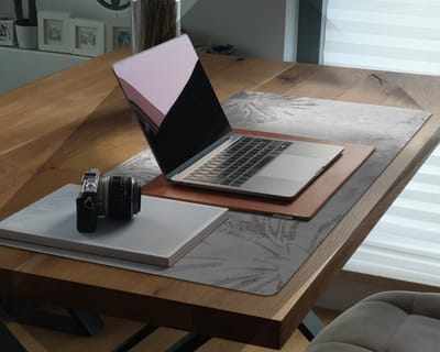Coloray Bureau Onderlegger - Grijs beton en bloemen Computer Mat - 100 cm x 50 cm - Grijs Bureau Onderlegger - Bureau Pad - Bureau Mat - Bureaumat - Onderlegger Bureau