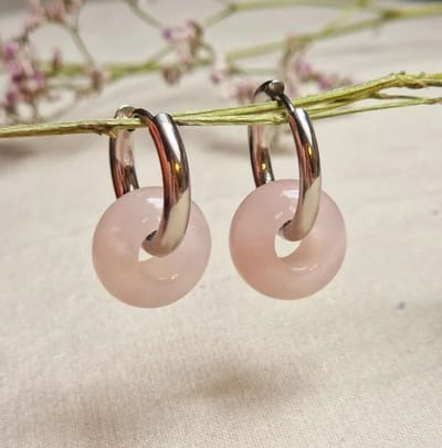 Oorringen met Donut hanger - Rozenkwarts - Roze (half)edelsteen - Stainless Steel - zilverkleurige oorbellen met hanger