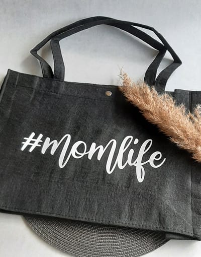 Mint11 - Vilten tas #momlife - zwart - Moederdag cadeau - cadeau voor haar - verjaardagscadeau - verjaardagskado - boodschappentas -