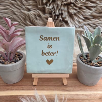 Robuust Wenstegeltje "Samen is beter!" – Hip trendy tegeltje – 10x10 cm – Valentijn – Cadeau voor Nieuwe Woning, Housewarming of Gezinscadeau – Sfeervol en Persoonlijk - Zomaar – Trendy nu – Decoratief Tegeltje met Standaard – Cadeau Idee