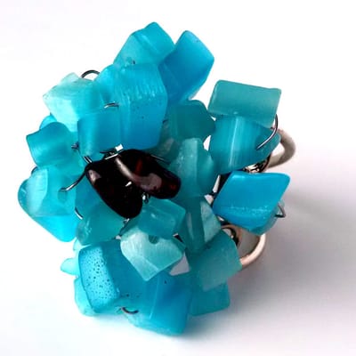 Bloemenring - Edelsteentjes blauwe Quartz & kleine Amethist. (verstelbaar)