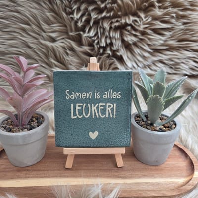 Robuust wenstegeltje “Samen is alles leuker!” – Liefde & Vriendschap Cadeau – Keramiek – Decoratie – Relatie Cadeautje – Vriendschap - Trendy nu – Decoratief Tegeltje met Standaard – Cadeau Idee
