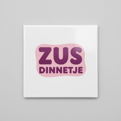 “Zus Dinnetje” Keramische Tegel 15x15 cm – Leuk Cadeau voor Zus | Roze Decoratieve Woon- & Wandtegel