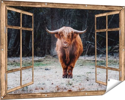 Gards Tuinposter Doorkijk Schotse Hooglander bij het Bos - 150x100 cm - Tuindoek - Tuindecoratie - Wanddecoratie buiten - Tuinschilderij