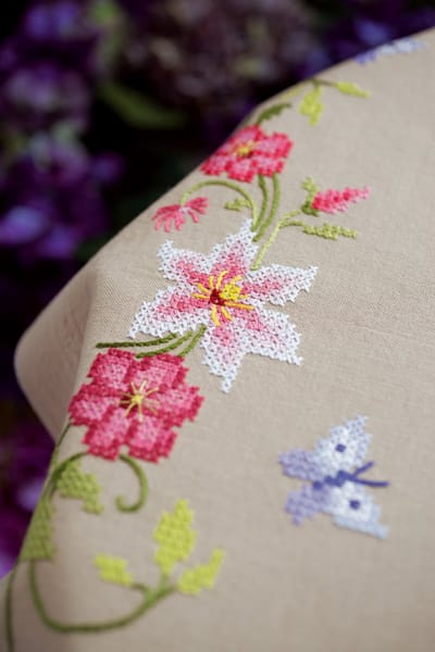 Vervaco - Tafelkleed kit - Roze bloemen met vlinders - PN-0021750 - Borduren - Borduurpakket - Borduurpakket volwassenen - Borduurpakket kind
