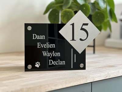 Naambordje voordeur | strak lijnen | apart huisnummer | glans zwart | 19.5x25cm | rvs afstandhouders
