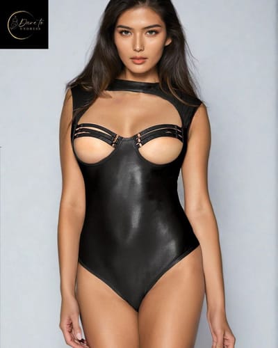 Sexy Lingerie Body Dames – Luxe Lingerie – Zwart – Wetlook Lingerie met Cut-Out Detail – Lak – Latex – Erotische Lingerie – Bodysuit – Lingerieset – Kinky – Erotische Body – BDSM – Shapewear Corset – Leer – PU Top – Dare to Undress Maat S, M, L, XL