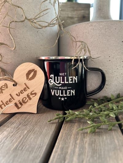 Creaties van hier – Emaille Mok Niet lullen maar vullen met houten hartje – plaatstaal - geëmailleerde coating – 9cm