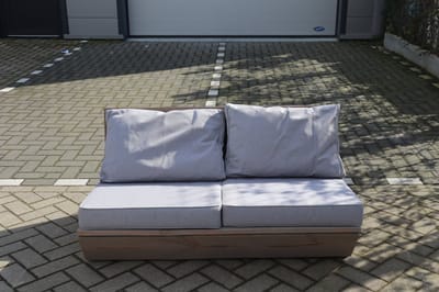 Bankje “Sauna” van Grijs Douglas hout 120cm – Licht grijze kussens – relax bank – Loungebank – Lage zetel – 2 persoons – Dim grey