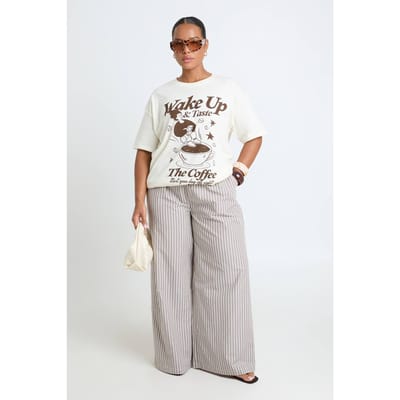 boohoo Dames Plus Wake Up And Taste The Coffee Bedrukt T-shirt | Ecru | Maat: 44