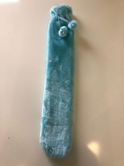 2 stuks Warmwaterkruik langwerpig 73 x 12 cm/ inhoud 2 liter/ met fleece overtrek TURQUOISE /extra zacht/ blijft min 6u warm/pijnverlichting nek, buik en schouders