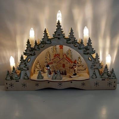 Houtsnijwerk kersttrap - kerstboog winterdorp met kerk color