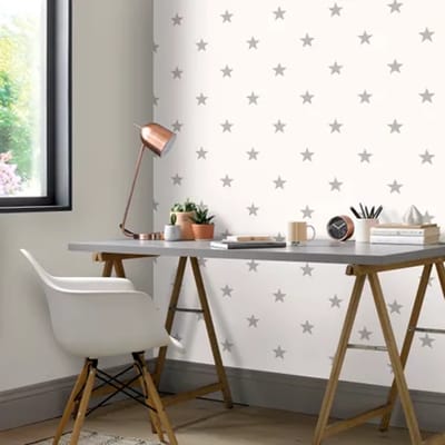 Noordwand - Behang - Friends - & - Coffee - Little - Stars - lichtgrijs - en - wit