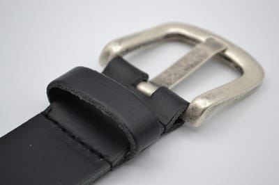 herenriem - perforatie 4cm brede zwarte heren riem - Deze zwarte herenriem past altijd en is verkrijgbaar in 3 maten en kleuren MT105