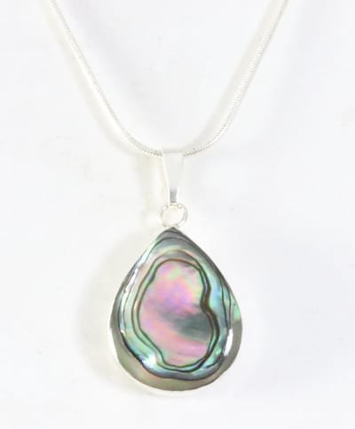 Druppelvormige zilveren hanger met abalone schelp aan ketting