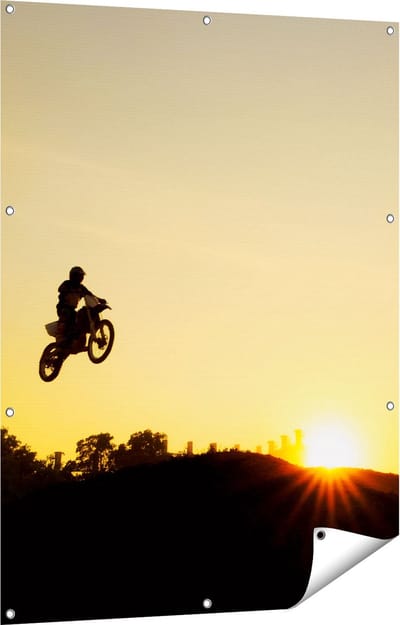Gards Tuinposter Silhouet van een Motorcross bij Zonsondergang - 90x120 cm - Tuindoek - Tuindecoratie - Wanddecoratie buiten - Tuinschilderij