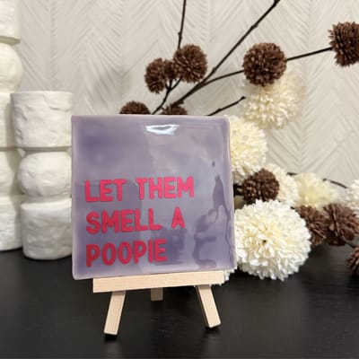 Hartjespost | Tegeltje Let them smell a poopie, paars, roze | tegeltjes met tekst | spreuktegel | tegeltjeswijsheden | liefde | Cadeau | Housewarming | Grappig | Succes Cadeau Examen | Toilet Tegeltje | 10x10
