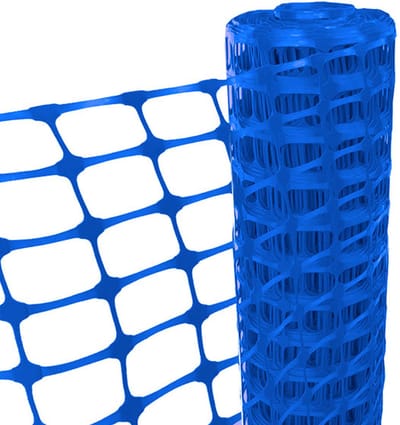 Afzetgaas inclusief palen - 50 meter lang - 10 pennen van 130cm - Blauw kunststof 1 meter hoog | Treksterkte: 2.5 kN/m | Afzet gaas - Bouwgaas - Skipiste gaas - Afzetten gebieden - Kunststof gaas | de Veiligheids-winkel