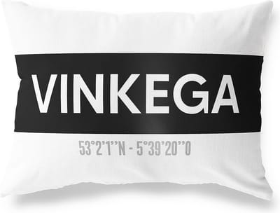Tuinkussen VINKEGA - FRIESLAND met coördinaten - Buitenkussen - Bootkussen - Weerbestendig - Jouw Plaats - Studio216 - Modern - Zwart-Wit - 50x30cm