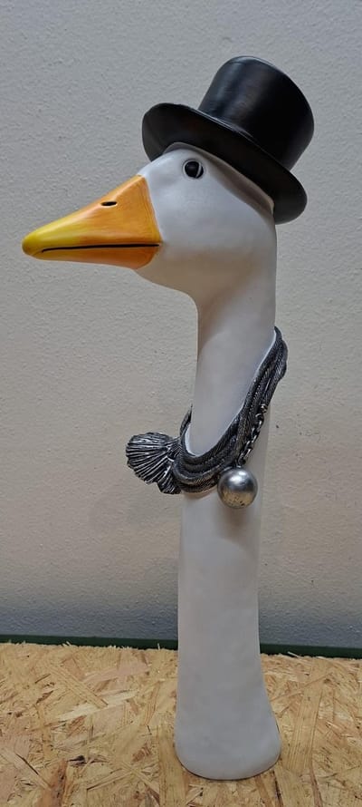 Luxe Decoratie Gans met Hoge Hoed en Ketting - 39 cm - Polystone - Wit/Zwart - Uniek Woonaccessoire / Kunstbeeld Binnen