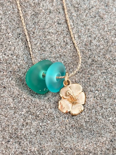 Laguna Treasures - Zeeglas - ketting - hibiscus - goud - box ketting- Halsketting - Sieraden - Surf -Bloem