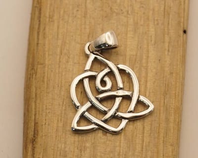 Hanger hart met knoop van 925 zilver - sterling zilveren hanger keltische hart - kleine hartje hangertje - hanger voor geliefde - vrouwelijke hangers - celtic hanger van 925 zilver - celtic pendants