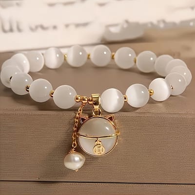Sjika - Gold plated armband met kattenbedel & witte kralen – Uniek damesdesign – Schattig & elegant – Perfect cadeau voor haar