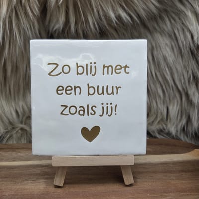 Robuust wenstegeltje – Zo Blij met een buur zoals Jij – Robuust 10x10 cm – Spreuktegel – Cadeau voor buren – Trendy nu – Zomaar – Vriendschap – Decoratief Tegeltje met Standaard – Cadeau Idee