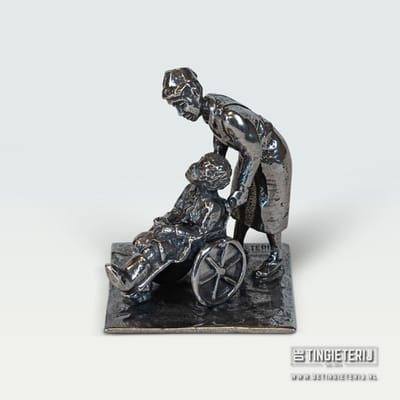 Tinnen Verpleegster met rolstoel – Handgemaakt Miniatuur Zorg – Beroepenbeeld Verpleging – Uniek Cadeau & Decoratie - jubileum - pensioen
