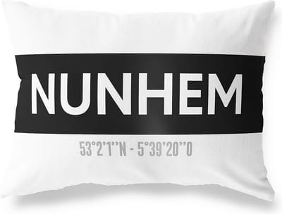 Tuinkussen NUNHEM - LIMBURG met coördinaten - Buitenkussen - Bootkussen - Weerbestendig - Jouw Plaats - Studio216 - Modern - Zwart-Wit - 50x30cm