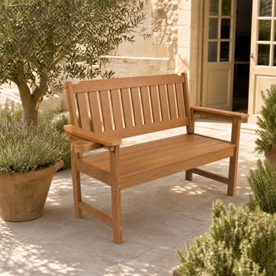 Tuinbank 2-zits met armleuningen - teaklook HIPS kunststof houtlook buitenbank en terrasbank voor tuin, veranda en patio, weerbestendig en onderhoudsarm zitbankje met comfortabele rugleuning, ruime zitplaats en loungehoek, 128,5 x 64 x 93,5 cm