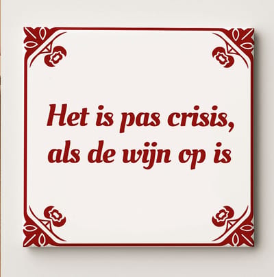 Het Is Pas Crisis Als De Wijn Op Is Tegel – 15x15cm Rood-Witte Keramische Wanddecoratie – Grappige Nederlandse Spreuk voor Wijnliefhebbers en Keukendecoratie