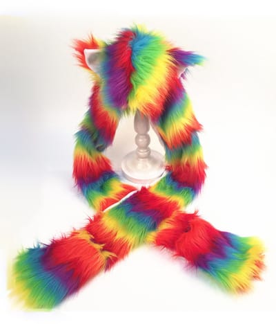 KIMU® Hood Regenboog Gekleurde Wolf - Gestreepte Beer Muts Met Sjaal, Wanten en Oortjes - Rainbow Gekleurd Bontmuts Berenmuts Flappen Bont Capuchonmuts Spirit Festival