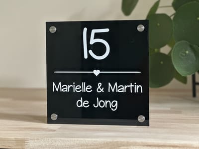 Naambordje / huisnummer voordeur streep hartje | 20x20cm | glans zwart | rvs afstandhouders