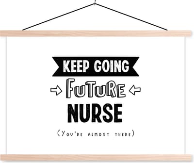 Posterhanger incl. Poster 90x60 cm - Schoolplaat - Verpleegkundige - Quotes - School - Opleiding - Textielposter - Blanke latten