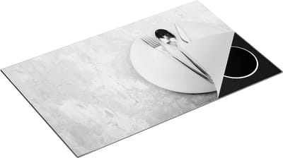 Chefcare Inductie Beschermer Bestek met een Bord op Witte Marmer - Zwart Wit - 85x52 cm - Afdekplaat Inductie - Kookplaat Beschermer - Inductie Mat