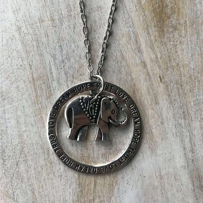 GoedeDoelen.Shop | Ketting met Olifantje Hope, Love, Dream Trust | Olifant | Olifanten Ketting | Dierenwelzijn | Statement Ketting | Dieren Sieraad | Wellness-House