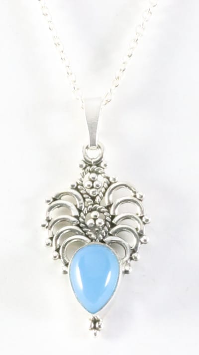 Fijne opengewerkte zilveren hanger met blauwe chalcedoon aan ketting