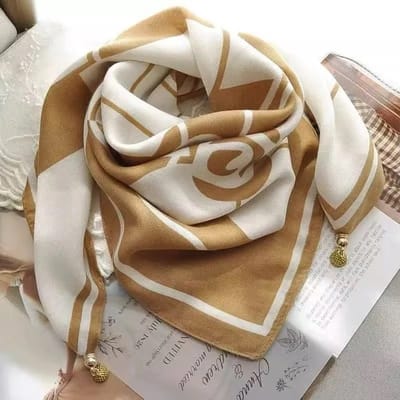 Sjaal-65cm-Vierkante sjaal met magnetische drukknoopsluiting – Te vormen tot driehoekige sjaal – Stijlvolle & elegante nekwarmer – Must-have voor elke outfit-Camel met C-patroon