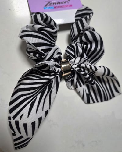 Zenner - scrunchie met strik en gouden ring - zwart wit gestreept - zebra