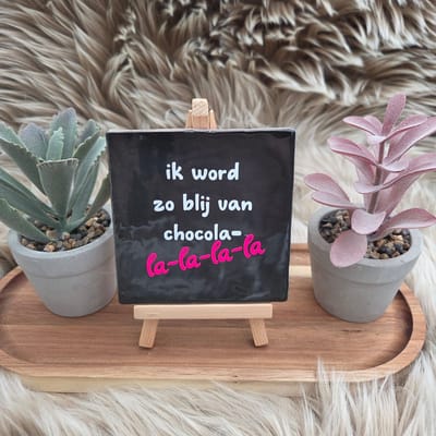 Robuust wenstegeltje “Ik word zo blij van chocolade la-la-la-la” – Keramiek 10x10 cm – Grappig Tegeltje Cadeau – Decoratieve tegel met tekst – Woondecoratie quotes