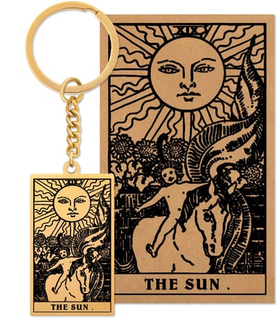 Tarot Sleutelanger XIX: De Zon / The Sun - Op Cadeau Kaartje - Goudkleurig Stainless Steel - Grote Arcana uit Rider-Waite Geïnspireerd - Pax Amare