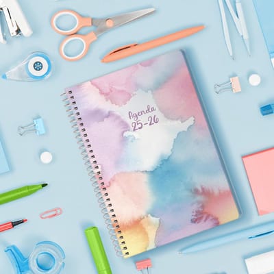 Famanu Schoolagenda 2025 2026 - Weekoverzicht, Formaat A5 (15x21 cm), Spaans en Engels, September tot Juni, Spiraalsluiting, Kaft met Plastic Bescherming - Stain