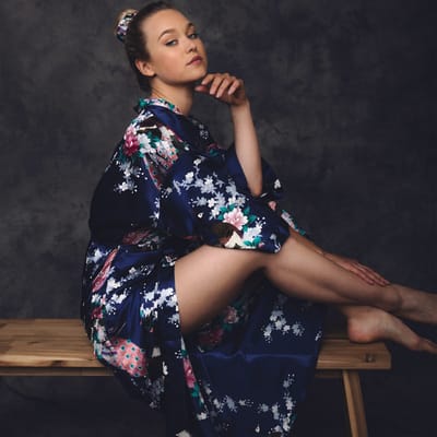 Kimono dames satijn - blauw met pauw en bloemenprint - Maat XL