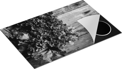 Chefcare Inductie Beschermer Groene Sla op een Houten Achtergrond - Zwart Wit - 80x50 cm - Afdekplaat Inductie - Kookplaat Beschermer - Inductie Mat